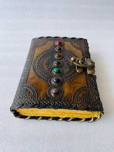 Diarios de cuero en relieve con 5 piedras preciosas de chakra incrustadas hechas a medida con papeles con bordes hechos a mano de aspecto antiguo - Product Image 2