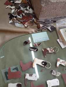 พวงกุญแจขนเฟอร์เทียมแบบกำหนดเองขายส่ง ชุดตัวอักษร 'A-Z' สไตล์สปอร์ต ใช้ได้ทุกฤดู สำหรับกระเป๋า รถยนต์ และเครื่องประดับเสื้อผ้า - Product Image 3