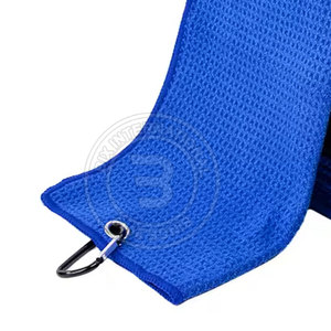 Toalla de golf tipo waffle con gestión avanzada de la humedad para mantener las manos secas y el agarre firme durante el juego. - Product Image 5