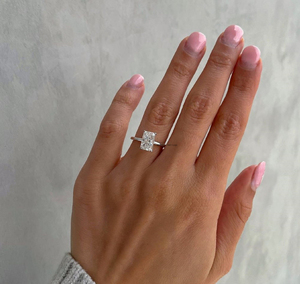 Bague de fiançailles solitaire minimaliste avec Moissanite allongée 10x6 MM coupe rayonnante magnifique quatre griffes finition glacée pour elle - Product Image 5