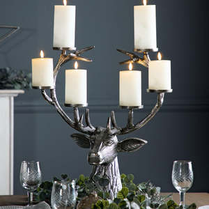 Elegante candelabro plateado de 5 velas para decoración del hogar. Disponible a precios de mayorista. - Product Image 3