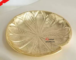 Plato de servicio de diseñador con acabado dorado de aluminio y metal dorado para restaurante y bar de hotel - Product Image 4