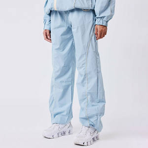 ชุดวอร์มแบบสปอร์ตสองชิ้นสำหรับผู้หญิง มีฮู้ด ผลิตจากโพลีเอสเตอร์ 100% กันลม น้ำหนักเบา มีเชือกผูก กระเป๋า สามารถกลับด้านได้ ลายพิมพ์ - Product Image 3