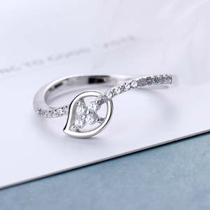 Anello Romantico a Foglia in Argento Sterling Placcato Oro Rosa e Rodio, Anello di Fidanzamento Trendy con Moissanite e Cristalli - Product Image 1