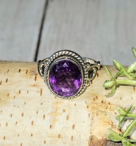 Anillo Fino Hecho a Mano en Plata 925 para Mujer con Gema de Amatista de Corte Ovalado, Fuente Directa, Estilo Bohemio, Engaste en Bisel - Product Image 5