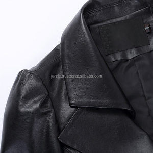 Manteau en similicuir coupe évasée pour femme – Blazer en cuir noir élégant à revers crantés, manches longues bouffantes et jupe intégrée, coupe ajustée - Product Image 4