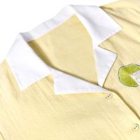 La chemise Seersucker Extra Spicy Relaxed Crop Cut présente une bordure imitation perle brodée de citron vert et une silhouette aérée de poche chili