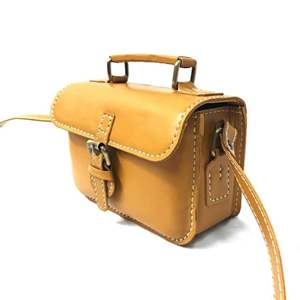 Cette charmante mini sacoche est un mélange parfait de style vintage et de fonctionnalité moderne Design intemporel et qualité artisanale - Product Image 2