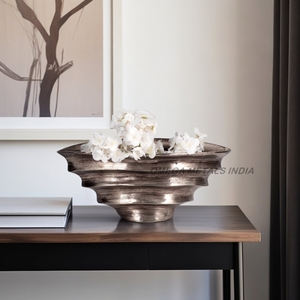 Cuenco de hoja de metal hecho a mano de lujo en acabado dorado y negro con diseño curvo único para un comedor elegante y un acento decorativo en la Mesa - Product Image 2
