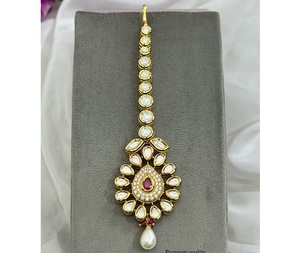 Tikka de Latón Chapado en Oro de Primera Calidad con Aspecto de Piedra, Estilo Kundan, para Mujeres y Niñas, para Fiestas y Bodas - Product Image 2