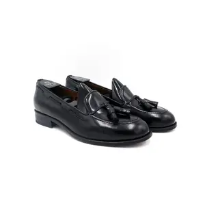 Mocassim de couro preto elegante: artesanato artesanal