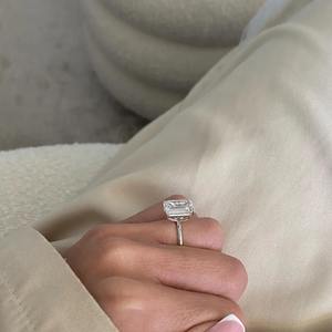 Anillo de Diamante Cultivado en Laboratorio con Corte Esmeralda de 7.00 Quilates, Anillo de Compromiso Solitario en Oro de 18K, Diseño Elegante y Minimalista, Certificado IGI - Product Image 2