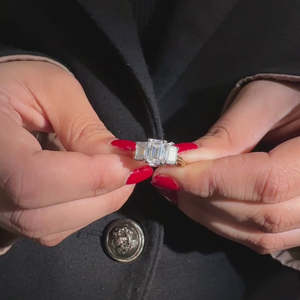 Bague à trois pierres en or 14 carats avec diamant moissanite, style taille émeraude - Product Image 2