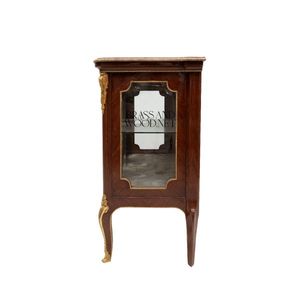 Vitrina de Madera de Lujo con Tapa de Mármol y Adornos de Latón - Product Image 6