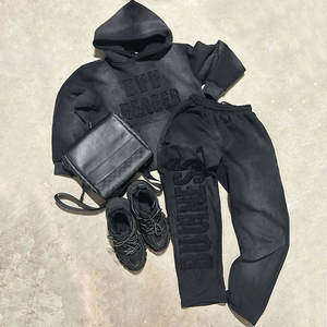 ชุดเซ็ตเสื้อฮู้ดดี้และกางเกงวอร์มทรงขาบาน ขอบดิบ ตัดเย็บแบบไม่รีด พร้อมปักโลโก้ตามสั่ง ลวดลายย้อมสีแบบ Acid Wash สำหรับผู้ชาย - Product Image 1