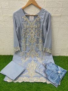 Conjunto de Túnica Elegante Bordada para Mujer con Escote Estilizado, Estampado Digital Hecho a Mano, Dupatta y Pantalones Elásticos - Product Image 3