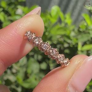 Bague de mariage ronde inspirée de la nature avec un design floral - Product Image 1