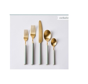 Service de couverts en acier inoxydable avec finition polie et design élégant idéal pour offrir pendant les saisons festives ou les événements - Product Image 2