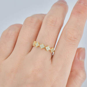 Bague de mariage unique demi-éternité en argent 925, 1,5 mm, moissanite, bague empilable en grappe, tendance, fleur, trèfle à quatre feuilles porte-bonheur - Product Image 5