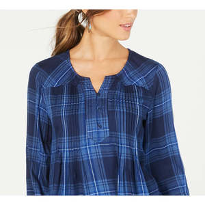 Camicia da donna Style & Co in popeline blu navy, taglio petite, con colletto asimmetrico, plissettata, casual, da ufficio, con motivo ricamato, taglia petite small - Product Image 2