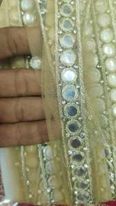 Brodés dans des lacets de travail en fil d'or dans une conception géométrique de couleur or, des lacets brodés fixes en miroir dans une largeur de 1.5 pouces - Product Image 6