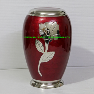 Urne de crémation en laiton gravée à la main en rose argentée pour les cendres de restes humains Urne commémorative pour les cendres funéraires Fabricant et exportateur - Product Image 2