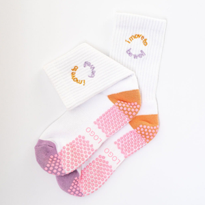 Chaussettes de Pilates personnalisées avec inscription brodée, antidérapantes, en coton, chaussettes de maintien pour le yoga, le Pilates, la barre, vente en gros en usine au Vietnam - Product Image 2