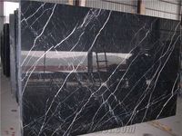 Carreaux et dalles de marbre noir Marquina Nero de luxe, polis, pour revêtements de sol modernes pour villas et hôtels.