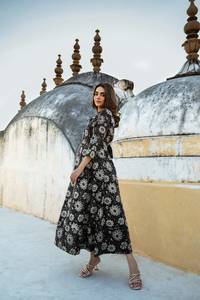 Vestido de Algodón Estampado a Mano con Diseño Floral de Amarilis, Estilo Bohemio en Blanco y Negro - Product Image 4