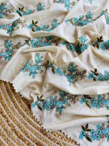 El último diseñador de ropa de moda de alta demanda Sari de seda Tussar con borde cortado trabajo mayorista y fabricante de la India - Product Image 3