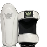 Protège-tibias blancs de Muay Thai en cuir synthétique avec fermeture à boucle – Protection professionnelle pour le kickboxing, le MMA et la boxe