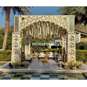Mandap de Espejo Estilo Jharokha para Bodas al Aire Libre, Eventos de Destino en Tendencia, Mandapam con Pilares de Madera, Decoraciones Personalizadas, EE. UU. - Product Image 1