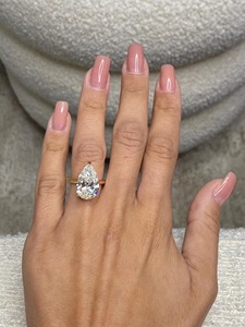 Anillo de Compromiso con Diamante Cultivado en Laboratorio de 7.00 Quilates, Corte Pera, Solitario, Oro Amarillo de 14k, Claridad F VVS1 VVS2, Certificado IGI - Product Image 2