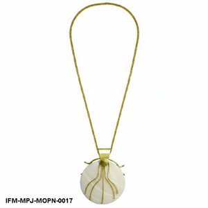 Collier pendentif rond en nacre fait main, avec fil doré, médaillon élégant, bijoux bohèmes tendance pour femmes - Product Image 1