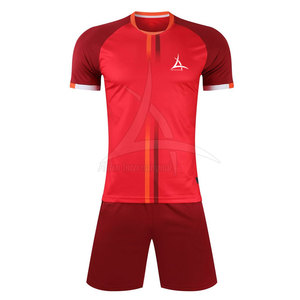 Uniforme de football personnalisé de qualité supérieure 100% polyester respirant léger ensembles adultes pour hommes - Product Image 1