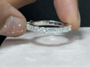 Anillo de Boda Cristiano Apilable de Moissanita con Corte Baguette Redondo de 1.30 Ct, Media Eternidad, para Mujer, Oro Blanco de 14K - Product Image 5