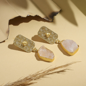 Pendientes de Mujer con Borla y Cuarzo Rosa, Diseño Minimalista en Latón Chapado en Oro para Uso Diario - Product Image 2