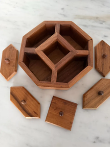 Boîte à épices artisanale en bois fabriquée à partir de bois durable avec des surfaces lisses et un mécanisme de tiroir élégant pour plus de commodité - Product Image 2