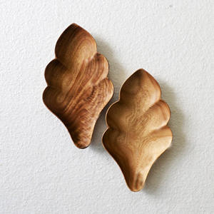 Assiettes en bois d'acacia en forme de feuille plats en bois naturel faits à la main pour l'affichage des aliments ensemble d'assiettes à dîner de qualité supérieure - Product Image 3