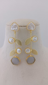 Ensemble de boucles d'oreilles contemporaines Kundan Leaf Drop Produit en vrac au toucher unique et artistique Design personnalisé pour femmes et filles - Product Image 4