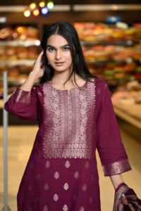 Ensemble élégant de costume en coton tissé marron bordeaux, coupe droite, longueur ras du sol, avec dupatta à imprimé doré, idéal pour les mariages et les fêtes, prix de gros disponible - Product Image 3