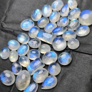 Lote de Cabujones de Piedra Lunar Arcoíris Blanca Natural con Efecto de Fuego Azul Intenso de 3-5 Quilates Sueltos para Fabricación de Joyas - Product Image 2