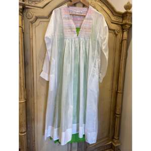 Utsav 25, 100% Algodón, Cintura Natural, Cuello en V, Silueta en A, Bordado a Mano, Ropa Casual Blanca - Product Image 4