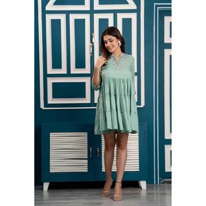 Vestido Corte Mini y Acampanado de Rayón Verde Pista con Bordado - Product Image 5