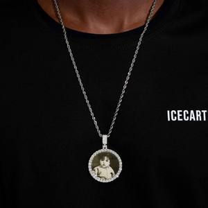 Pendentif photo personnalisé en or 14 carats avec moissanite, charme unique et personnalisé - Product Image 2