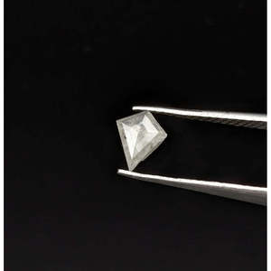 Diamant naturel facetté fantaisie en forme de cerf-volant de 6,2-7,5 mm pour la fabrication de bijoux, couleur sel et poivre - Product Image 1