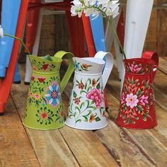 Arrosoir en métal galvanisé artistique avec des accents floraux en émail complexe apportant un charme vintage à tout décor d'intérieur - Product Image 3