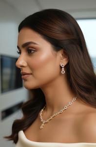 Collar con Colgante Clásico de Aura de Marfil de Alta Demanda con Juego de Aretes a Juego para Mujer, Disponible para la Venta - Product Image 3