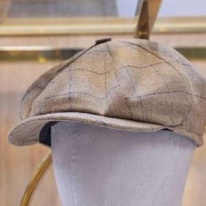 C'est une casquette de newsboy en tissu mélangé de laine à motif pied-de-poule noir, blanc et rouge. - Product Image 6