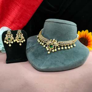 Ensemble de colliers suspendus détaillés en zircon et perles miroitant comme des diamants Look luxueux mais équilibré idéal pour toutes les occasions - Product Image 1